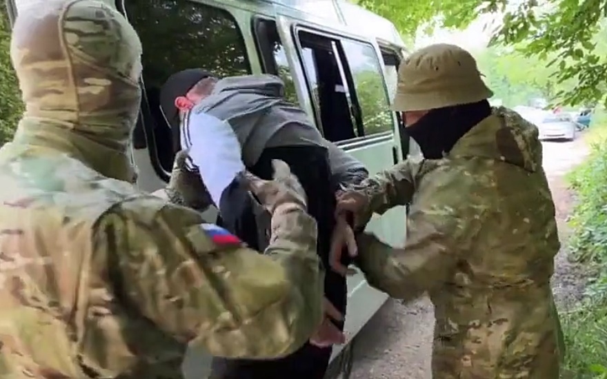 Cận cảnh đặc vụ Nga bắt nghi phạm âm mưu đánh bom nhằm vào thống đốc Crimea